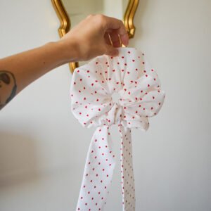 Maxi Chouchou avec lien motifs cœur rouge et tissu blanc