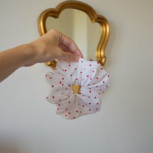 Chouchou motifs cœur rouge tissu blanc