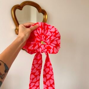 Maxi Chouchou avec lien motifs cœur rose et tissu rouge