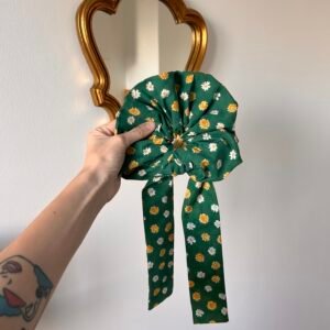 Maxi Chouchou avec lien motifs fleurs et tissu vert