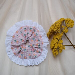 Chouchou à carreaux rose avec broderie anglaise
