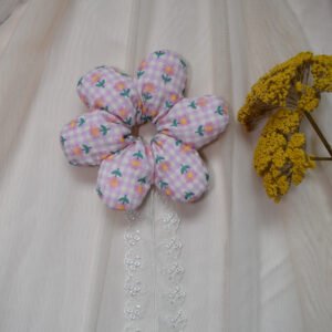 Chouchou en forme de fleur rose avec ruban en dentelle